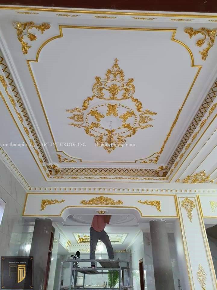 Các họa tiết phào chỉ trần vàng trần nhà làm cho căn phòng trả nên sang trọng hơn rất nhiều