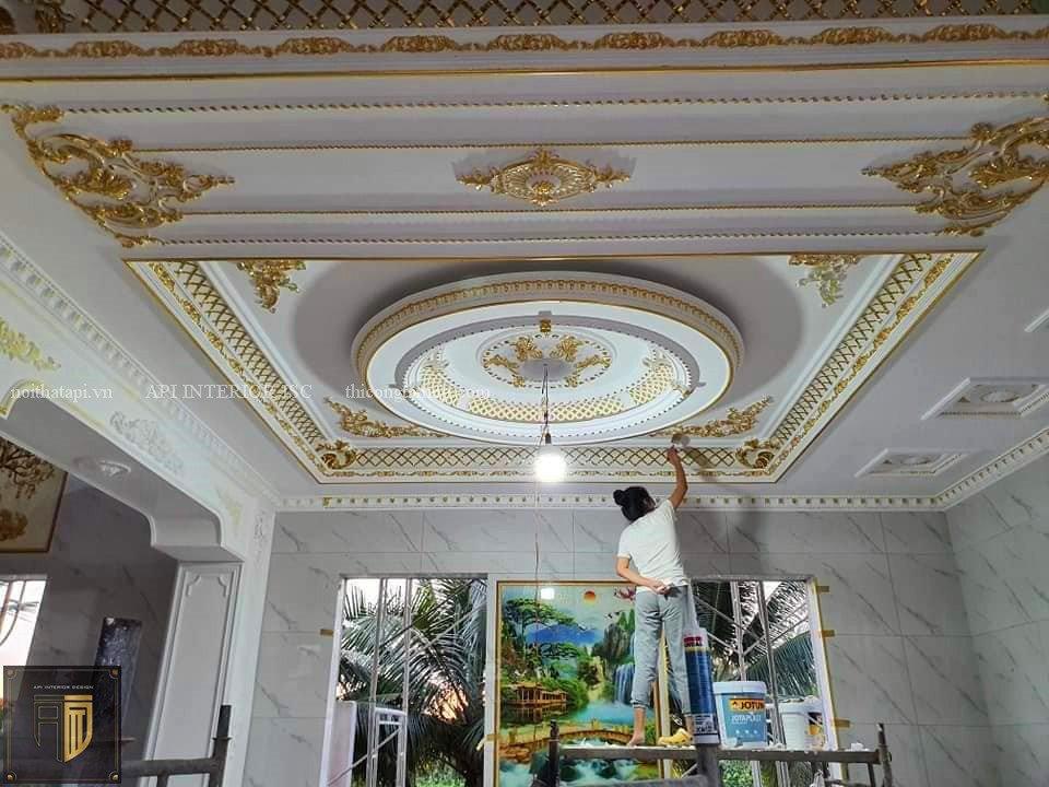 Sử dụng phào chỉ PU PS mạ vàng giúp cho toàn bộ phần trần nhà và tường nhà, cột nhà