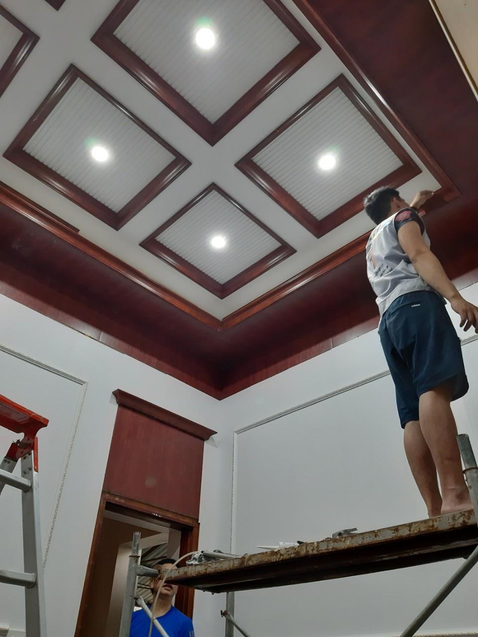 Ảnh 4: Công trình phòng thờ nhà cô Nga 18m2 sử dụng full tấm ốp PVC tường, trần, sàn nhà và phào chỉ PS mạ vàng trong quá trình thi công và hoàn thiện