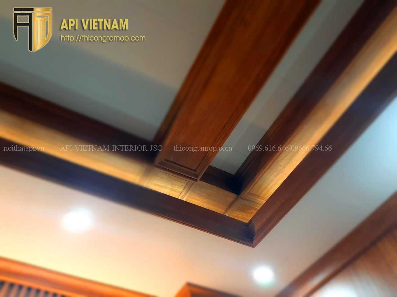 Công trình văn phòng Hà Nam: Một góc trần nhà kết hợp với thiết kế dầm ngang sử dụng tấm ốp trần kết hợp với đèn LED ánh sáng vàng