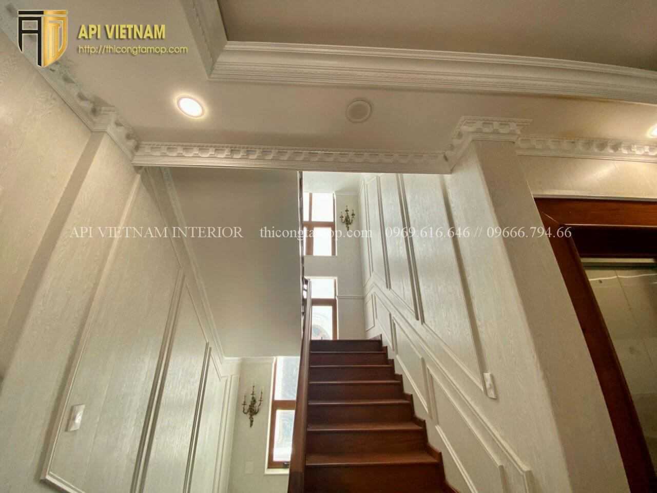 Hình ảnh khu vực hành lang lên tầng của siêu biệt thự sử dụng tấm nhựa ốp tường vân gỗ sồi nâu xẫm